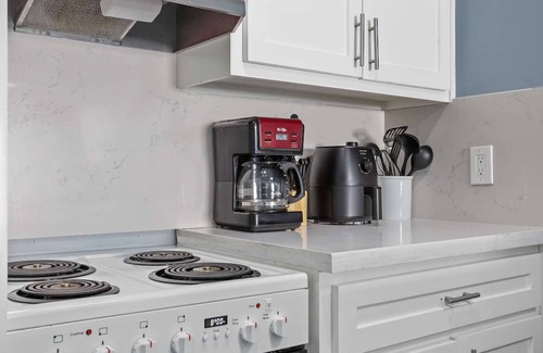 South Central Houston Apartment | 2BD Unique HTX: Fast Wi-Fi, Free Parking, Full Gym