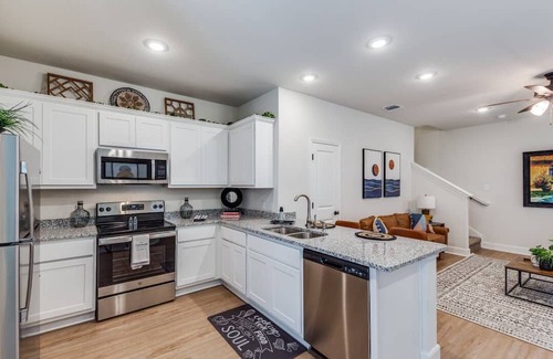San Antonio House | Amazing 3 Bed 2 Bath Walk to Everything 6 Flags is Minutes Away