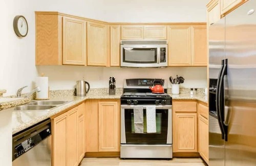Westwood Apartment | Penthouse Fountain View 2 Bed 2 Bath Apartment G19