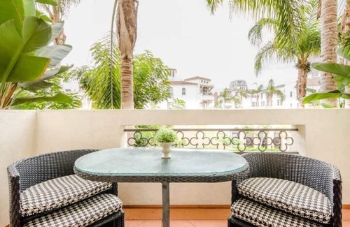 Westwood Apartment | Penthouse Fountain View 2 Bed 2 Bath Apartment G19