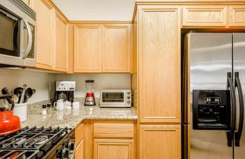 Westwood Apartment | Penthouse Fountain View 2 Bed 2 Bath Apartment G19