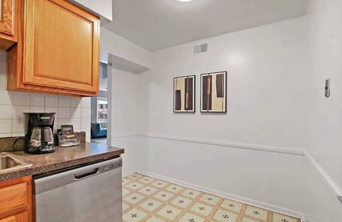 Evanston Apartment | 3BR/2BA Tranquil Apt in Prime Location