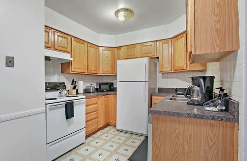 Evanston Apartment | 3BR/2BA Tranquil Apt in Prime Location