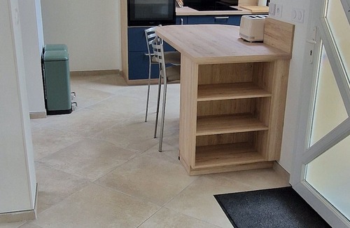 La Fleche Cottage | Riverside Retreat: Cozy 3BR Home, Near Zoo, Stunning Views, Free WiFi, Parking & More!