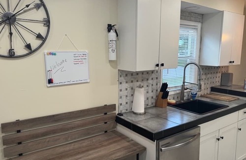 St. Petersburg - Clearwater House | Charming 2-bedroom Bungalow with WiFi, AC in close to downtown St. Petersburg