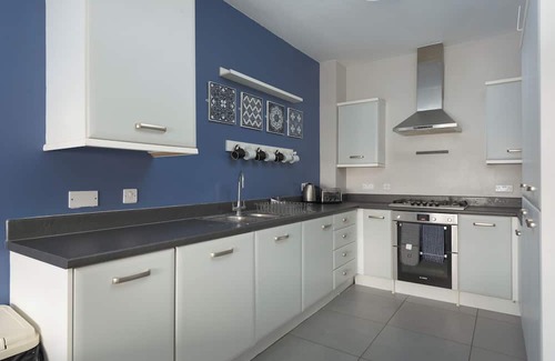 Bletchley House | Ashland House - close to Stadium and Shopping Centre