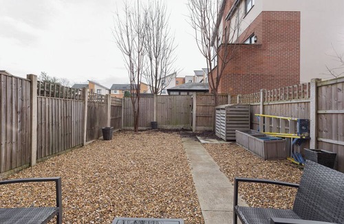 Bletchley House | Ashland House - close to Stadium and Shopping Centre