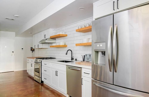 East Hollywood Apartment | Blueground | East Hollywood, pool, nr Griffith Park