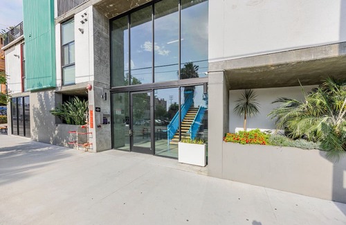 East Hollywood Apartment | Blueground | East Hollywood, pool, nr Griffith Park