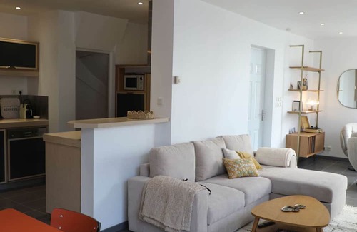 Ault Apartment | Billie Blue, sea view in town center, Ault, with cinema room