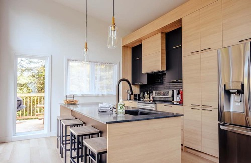 Riviere-Rouge House | Modern Waterfront Cottage on the Rouge River & Spa
