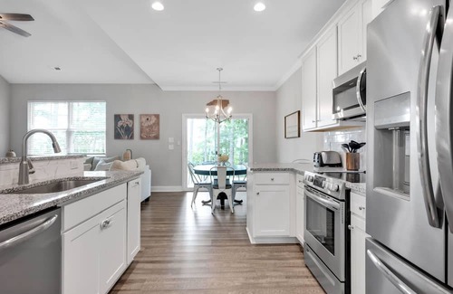 Westport House | Quiet 3BR Retreat near LKN