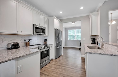 Westport House | Quiet 3BR Retreat near LKN