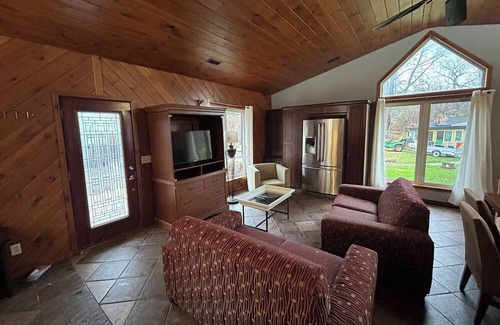 Leamington Cabin | Elias Cabin CliffsidenA Cozy Getaway in Nature's Embrace