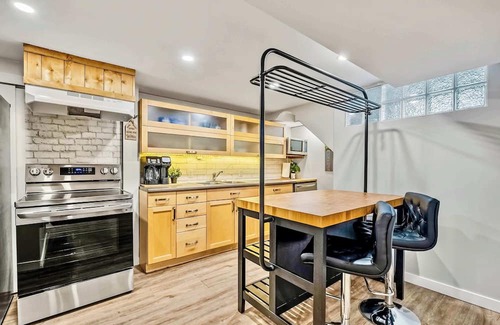 Northwest Calgary House | The Owlet NWCalgary QueenBD PrivateSuite