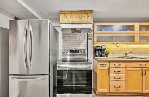 Northwest Calgary House | The Owlet NWCalgary QueenBD PrivateSuite