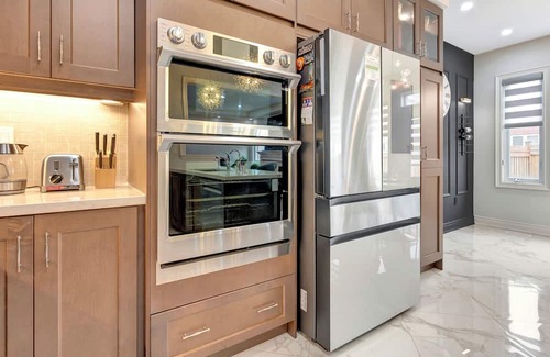 Stouffville House | Luxurious Master guest suite w/office space in Stouffville, Canada