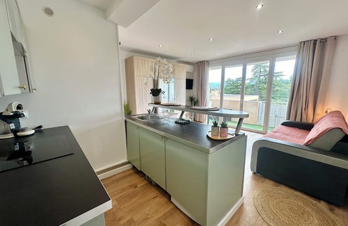 Carnoux-en-Provence Apartment | Renovated in October 2024, apartment with terrace near Cassis