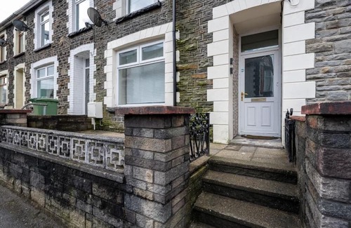 Abercynon House | 4 Bedrooms Sizeable for Contractors /Families