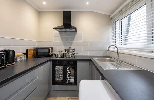 Abercynon House | 4 Bedrooms Sizeable for Contractors /Families