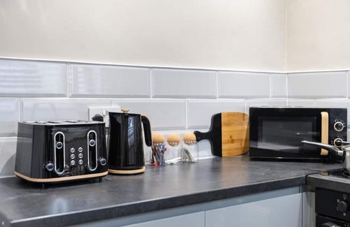Abercynon House | 4 Bedrooms Sizeable for Contractors /Families