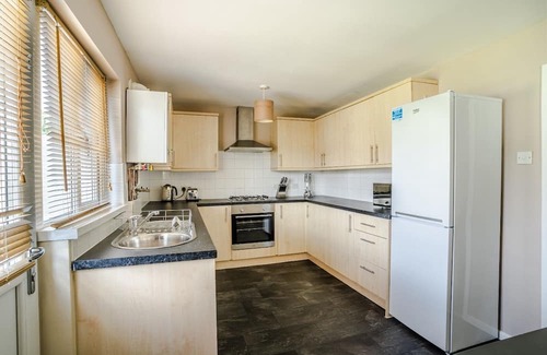 Pontlliw and Tircoed House | Parking, Smart TV in Each Room!