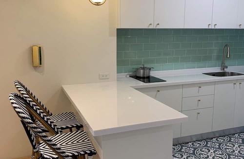 Daan Apartment | Chic Studio apartment with WiFi, AC near Jianguo Weekend Flower Market