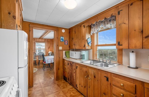 Sagamore Beach Cottage | Dog-friendly oceanfront 3-Bedroom Cottage with AC and Stunning Views