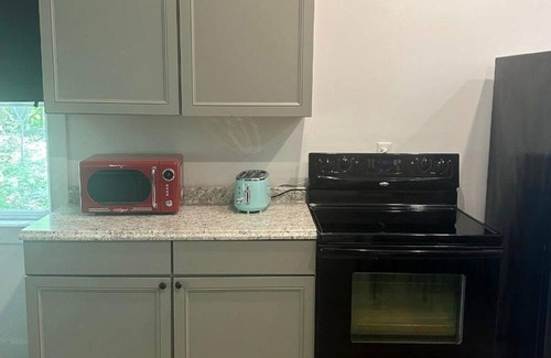 Red Hook Apartment | THE ARTIST’S LOFT- Peaceful 1-bedroom apartment in lovely Red Hook with AC, WiFi