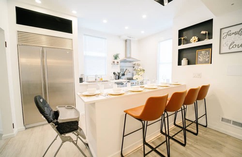 Washington House | Cozy Home!Fully Renovated|Driveway Parking|Close to Metro