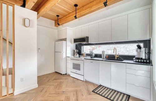 Alberta Arts District House | AlbertaArts Happy Place Townhome - 91 WalkScore