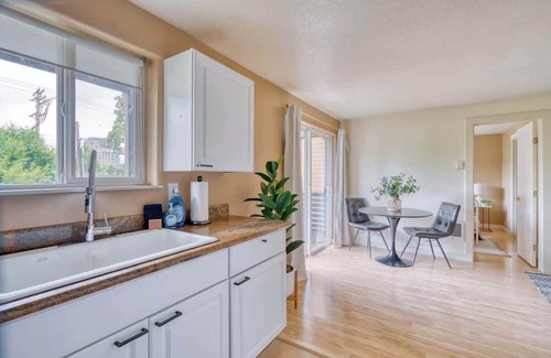 Corbett - Terwilliger - Lair Hill Apartment | Sunny Urban Oasis | Steps from OHSU & Downtown