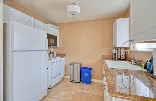 Corbett - Terwilliger - Lair Hill Apartment | Sunny Urban Oasis | Steps from OHSU & Downtown