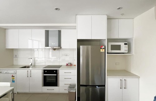 Carlton South Apartment | Large City Apartment for 6 Guests | Melbourne CBD | Free Wi-Fi & On Site Parking