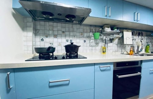 Eluan Apartment | Family Room with Bath