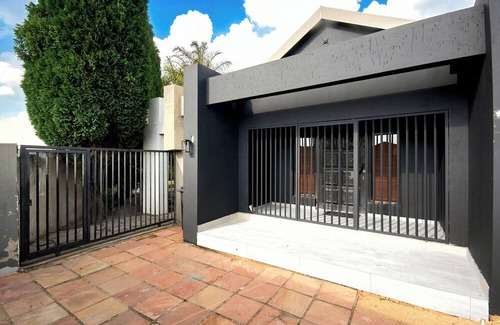 Greater Johannesburg Metropolitan Area Cottage | Cosy, Private Johannesburg Getaway Near Gold Reef City, FNB Stadium and NASREC.