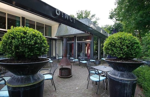 Nunspeet House | Dogs Allowed Unit Near Veluwe – Heated Pool Retreat