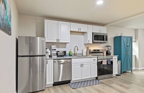 Westview Apartment | Bright & Stylish ATL 2BR Smart Entry, Free Parking, Close to Mercedes-Benz