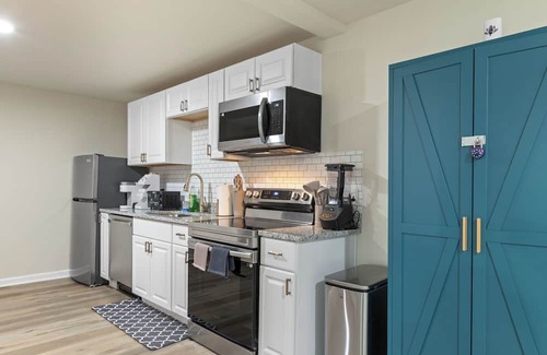 Westview Apartment | Bright & Stylish ATL 2BR Smart Entry, Free Parking, Close to Mercedes-Benz