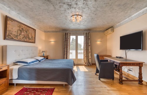 Arles House | Room 'Chambre 1' with Shared Pool, Wi-Fi and Air Conditioning