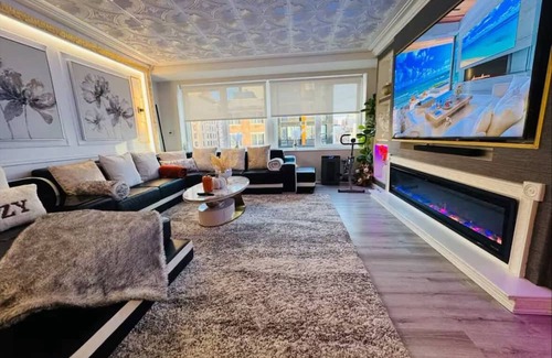 East Harlem Apartment | Bright & Modern 4BD 2BA Apartment w Doorman, Gym, Lounge, Near West Harlem