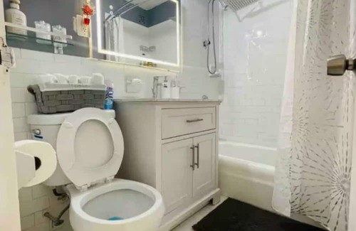 East Harlem Apartment | Bright & Modern 4BD 2BA Apartment w Doorman, Gym, Lounge, Near West Harlem