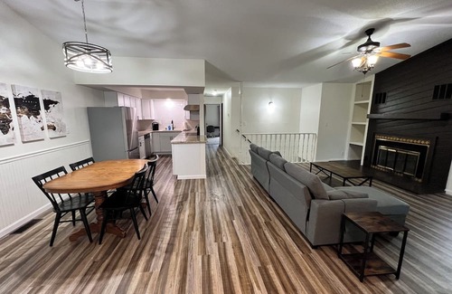 Coralville House | Charming 3-bedroom townhome in Coralville with WiFi