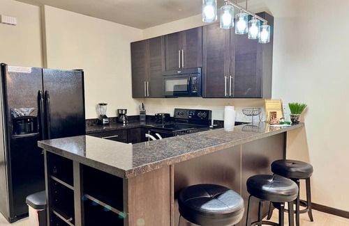 Mission Apartment | Lux Condo-3 bed pool and Jacuzzi