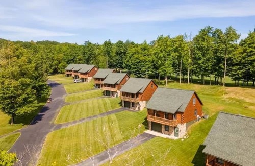 Gaylord House | Cabin 5464 - Pond View Log Cabin in Private Resort