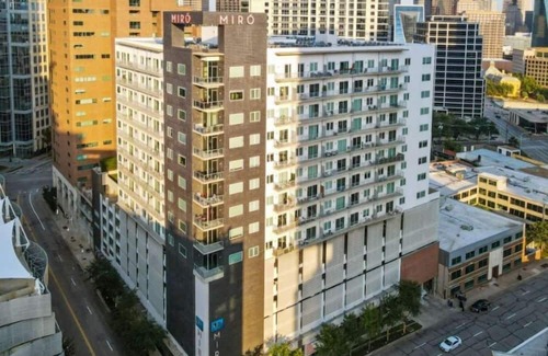 Uptown Condo | Modern 1BR Condo at Miro – Rooftop Pool & Fire Pit!