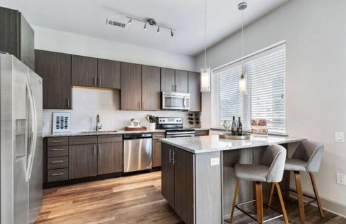 Uptown Condo | Modern 1BR Condo at Miro – Rooftop Pool & Fire Pit!