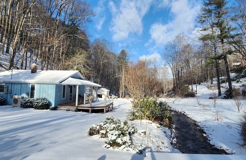 Ridgewood Estates Cabin | Relax and Recharge in a 1940's Creekside Cabin