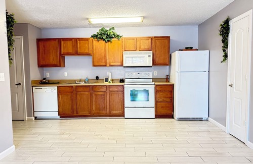 Tallahassee Condo | Cozy Condo 2x2 Spacious Suite in Tallahassee with fitness room, AC, WiFi & Pool