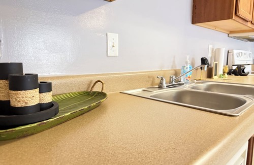 Tallahassee Condo | Cozy Condo 2x2 Spacious Suite in Tallahassee with fitness room, AC, WiFi & Pool